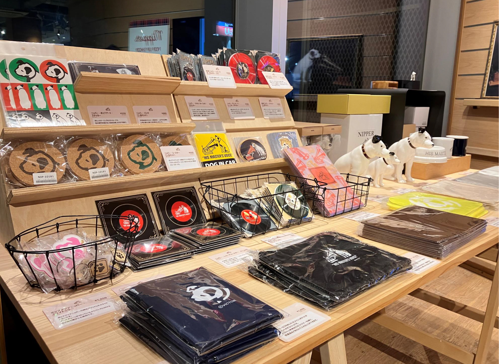 定番のニッパーマークをあしらったかわいい雑貨や、アパレル、絵本、そして新作グッズも